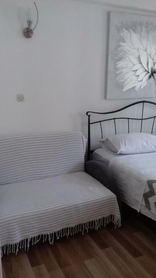 Apartments Mime - Small House Vodice Esterno foto